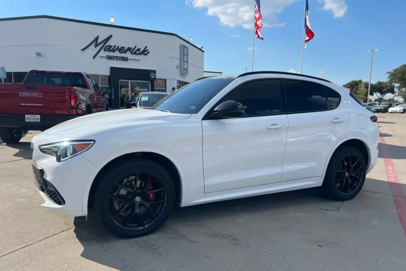 2020 Alfa Romeo Stelvio Sport photo 1