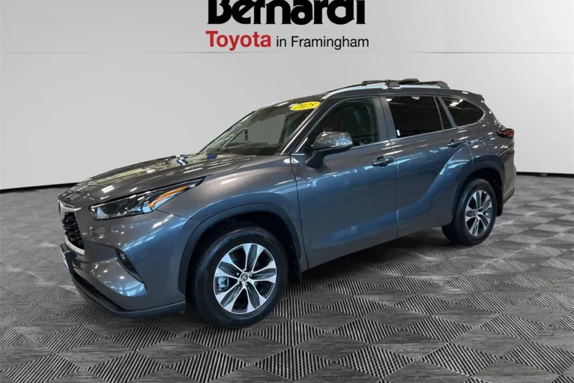 2025 Toyota Highlander XLE photo 1