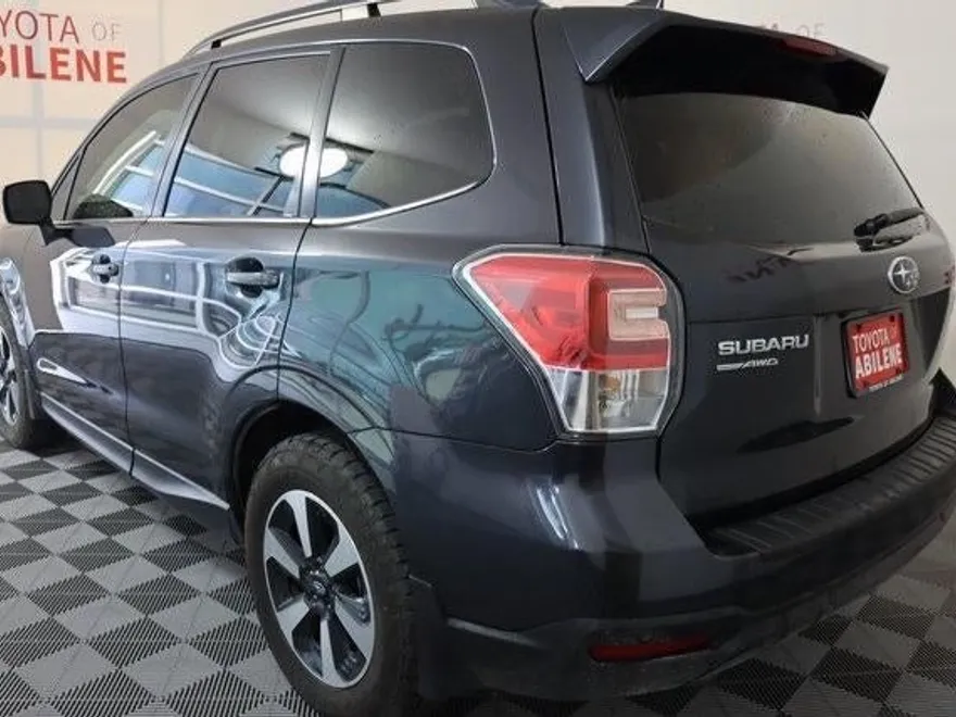 2017 Subaru Forester Limited photo 1