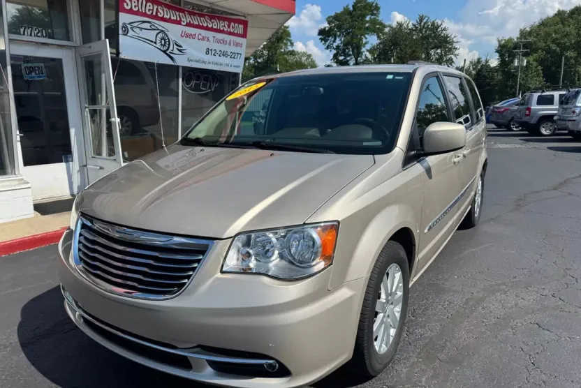 2015 Chrysler Town & Country Touring photo 1