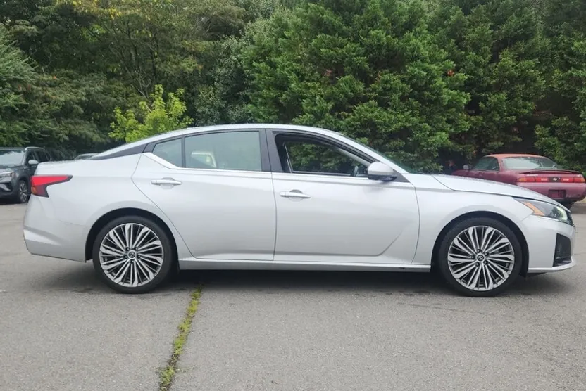 2023 Nissan Altima 2.5 SL photo 1