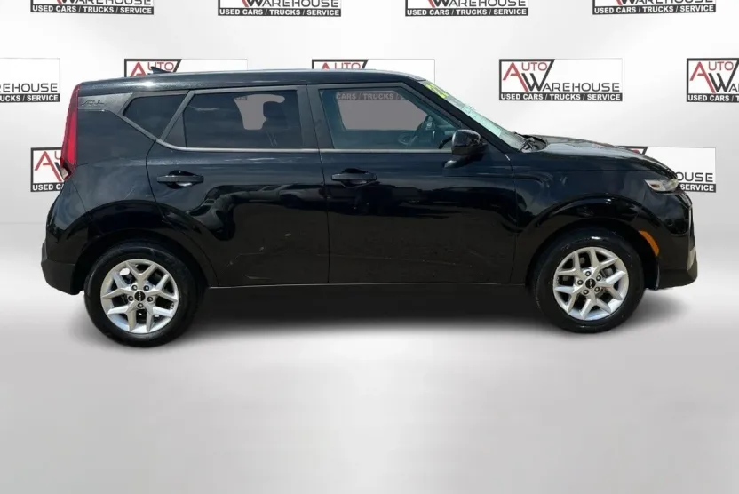 2022 Kia Soul LX photo 1