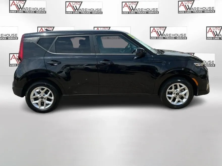 2022 Kia Soul LX photo 1