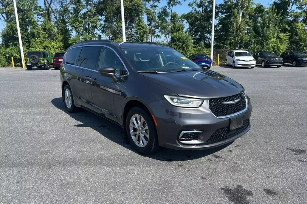 2022 Chrysler Pacifica Touring L photo 1