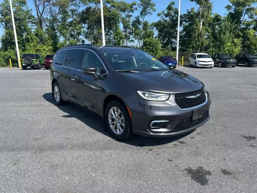 2022 Chrysler Pacifica Touring L photo 1