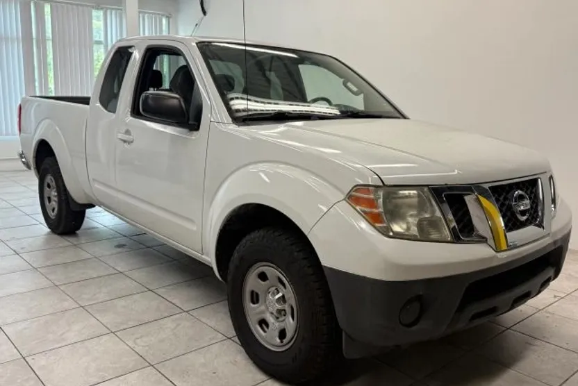 2013 Nissan Frontier King Cab S photo 1