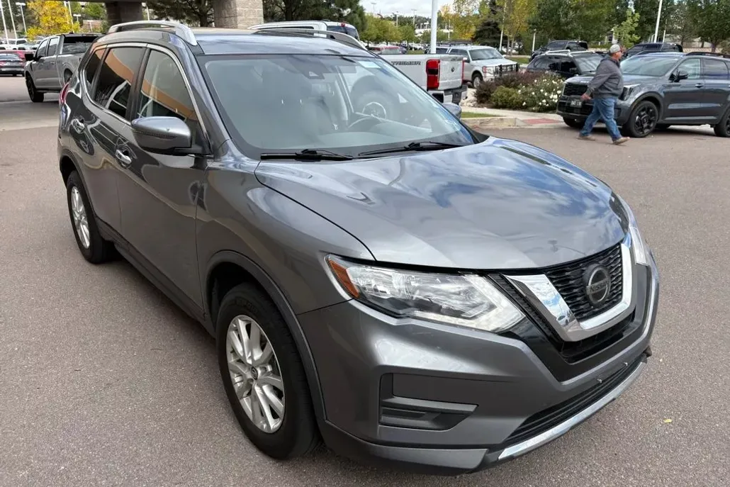 2020 Nissan Rogue SV photo 1