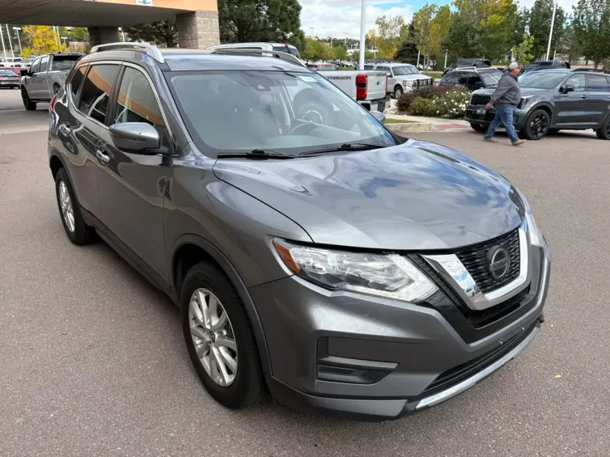 2020 Nissan Rogue SV photo 1
