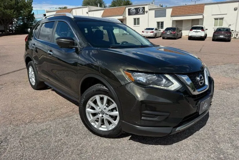 2017 Nissan Rogue SV photo 1