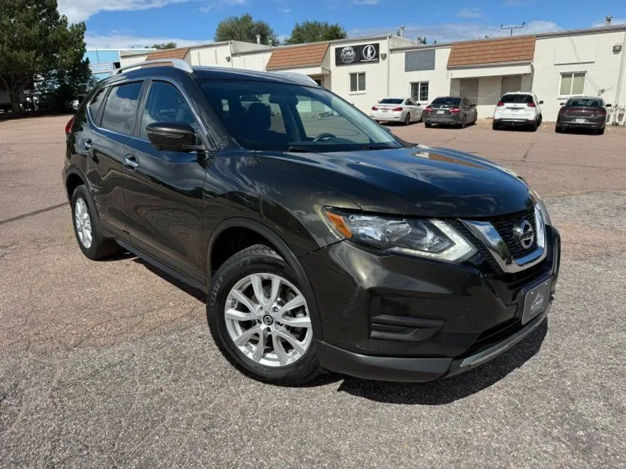 2017 Nissan Rogue SV photo 1