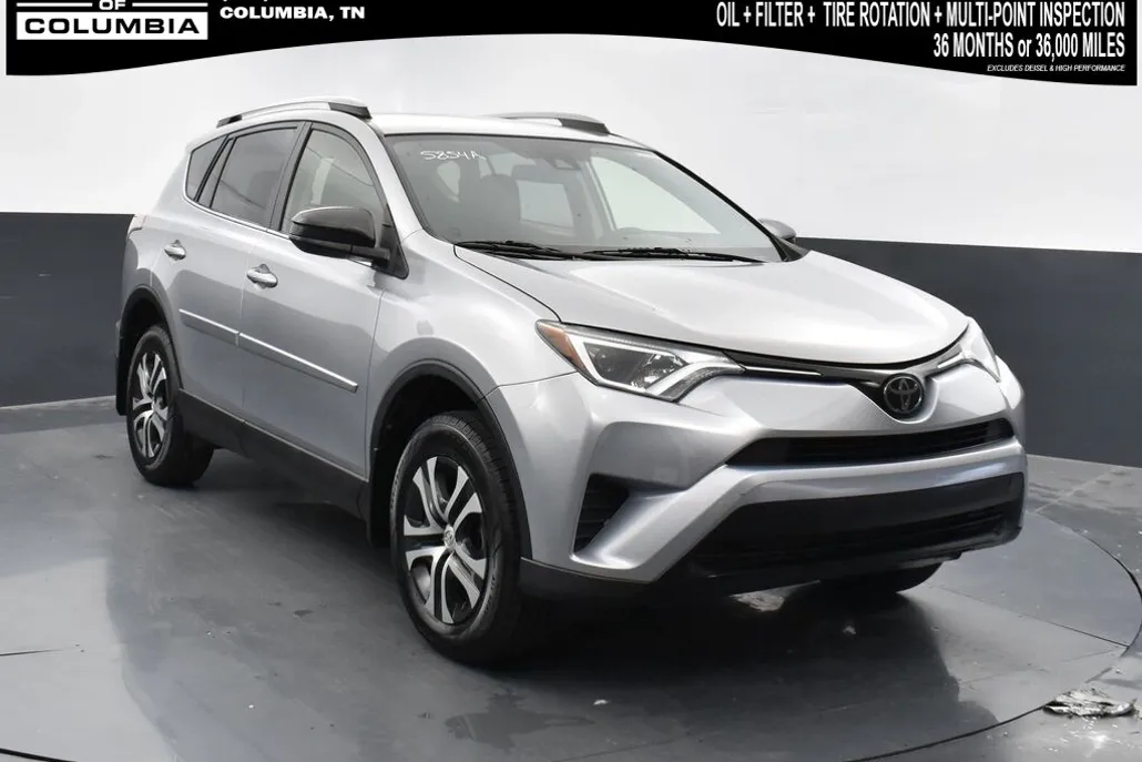 2018 Toyota RAV4 LE photo 1
