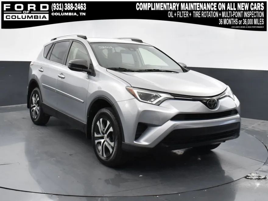 2018 Toyota RAV4 LE photo 1
