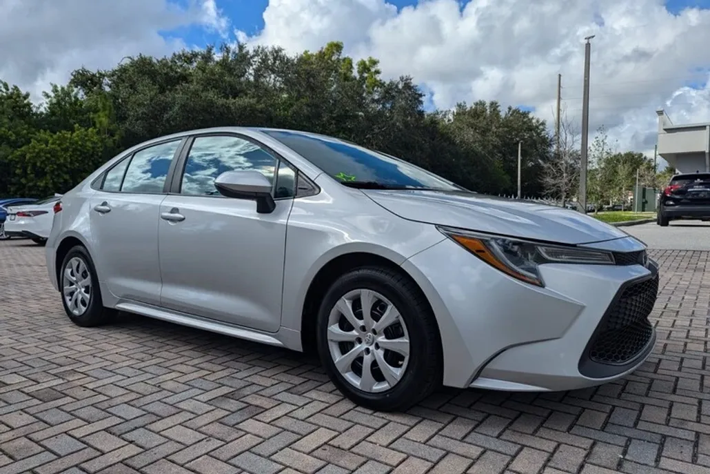 2021 Toyota Corolla LE photo 1