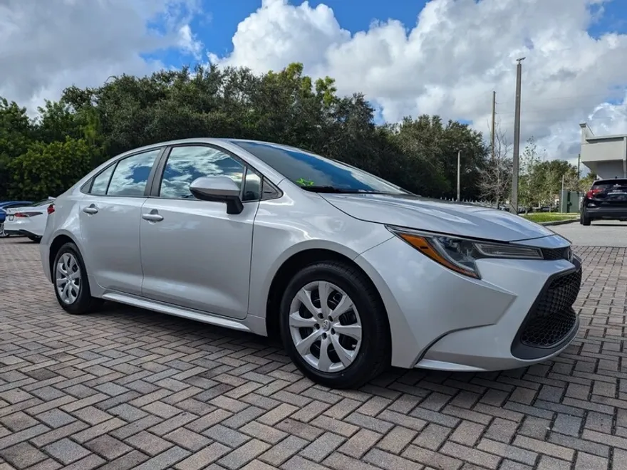2021 Toyota Corolla LE photo 1