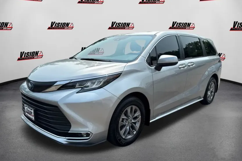 2022 Toyota Sienna XLE photo 1