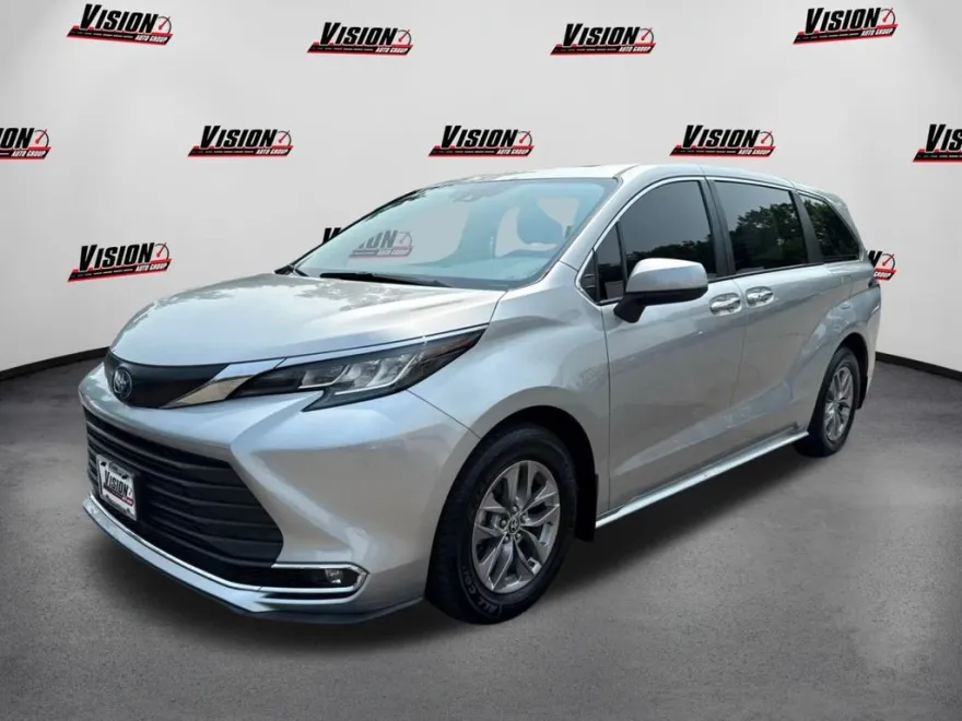 2022 Toyota Sienna XLE photo 1
