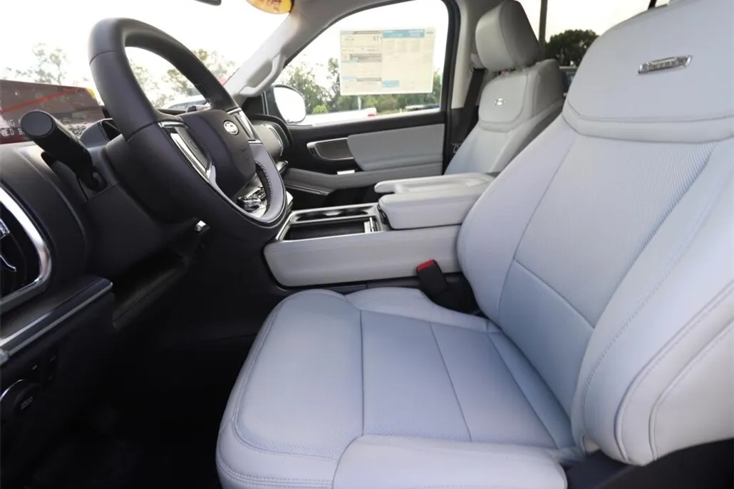 2025 Ford Expedition Platinum photo 1