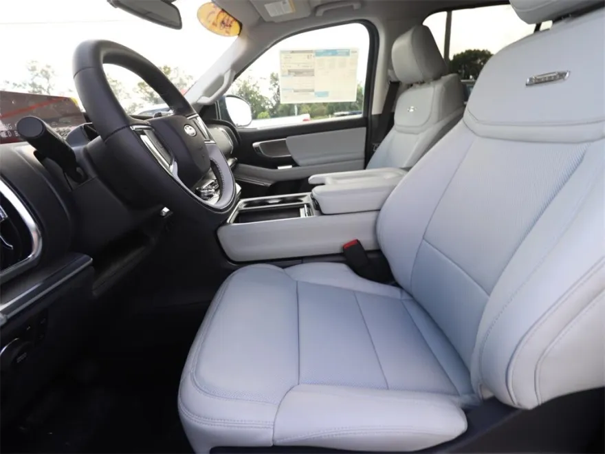 2025 Ford Expedition Platinum photo 1