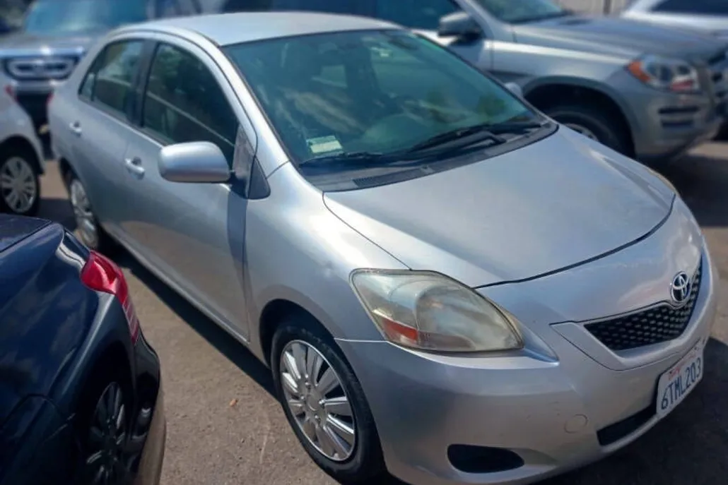 2012 Toyota Yaris photo 1