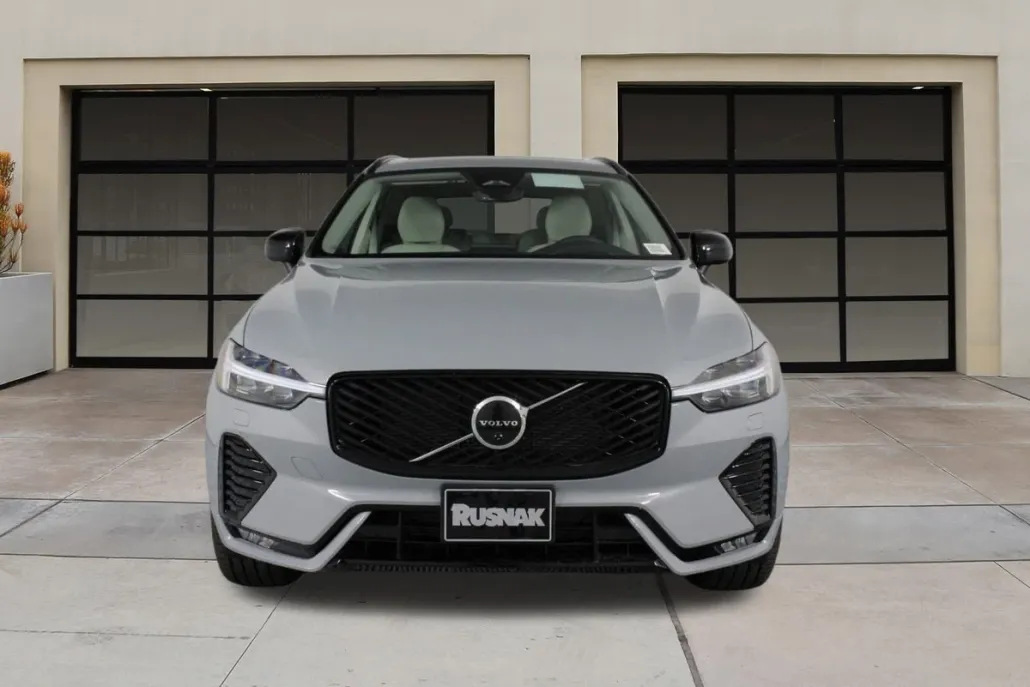 2026 Volvo XC60 B5 photo 1