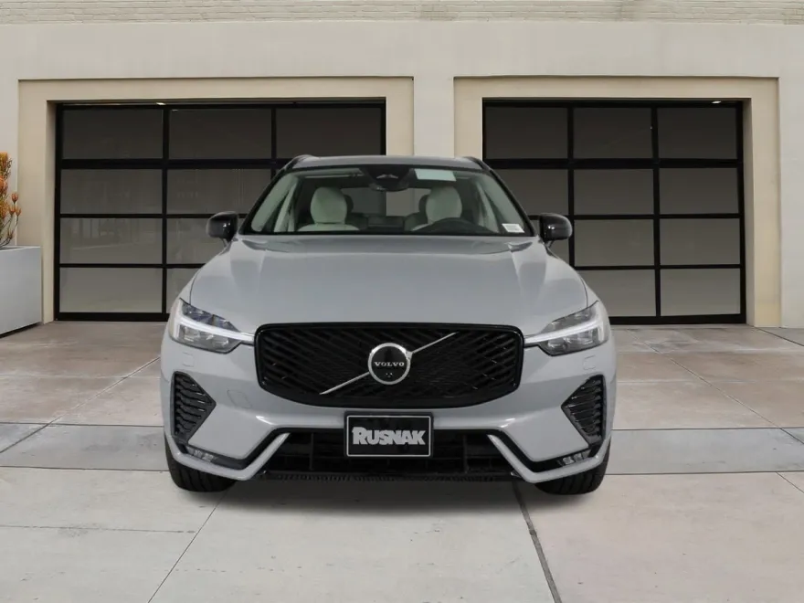2026 Volvo XC60 B5 photo 1
