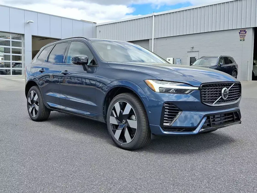 2025 Volvo XC60 T8 Plus photo 1