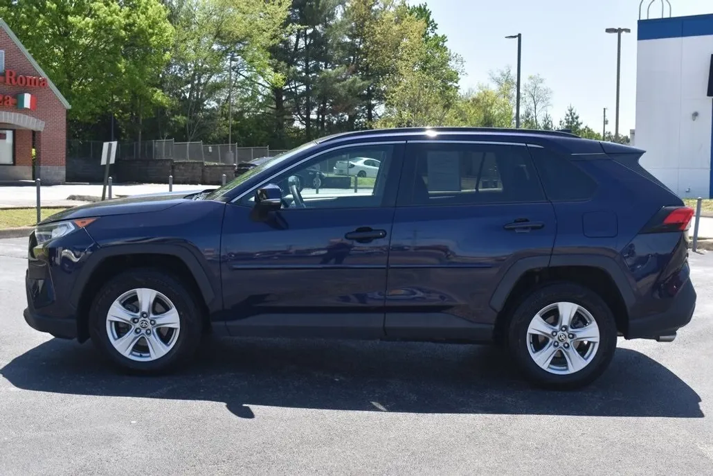 2021 Toyota RAV4 XLE photo 1