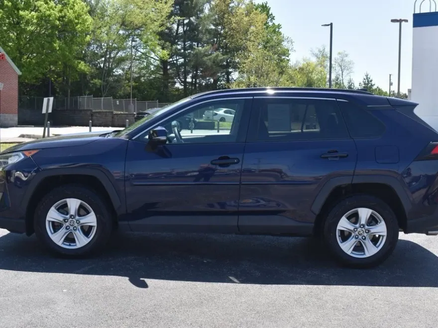 2021 Toyota RAV4 XLE photo 1