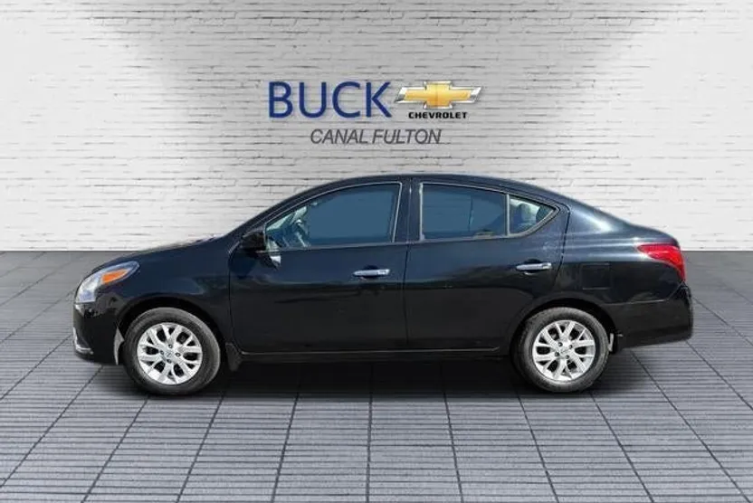 2016 Nissan Versa SV photo 1