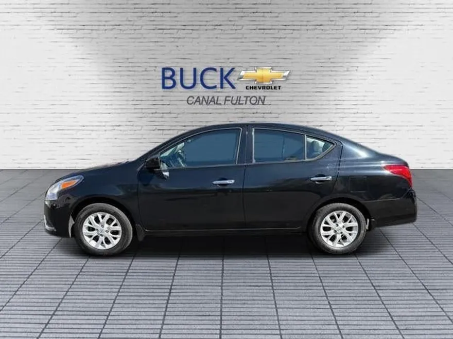 2016 Nissan Versa SV photo 1