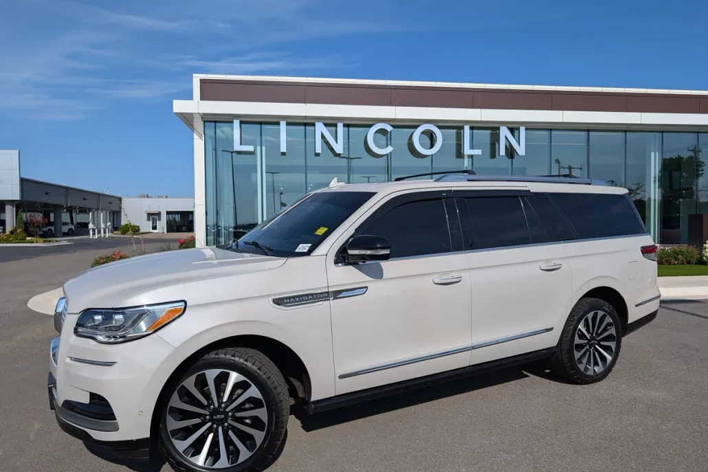 2023 Lincoln Navigator L Reserve photo 1