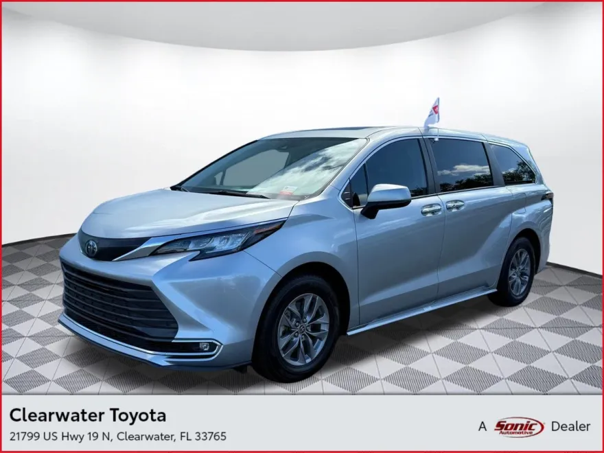 2023 Toyota Sienna XLE photo 1