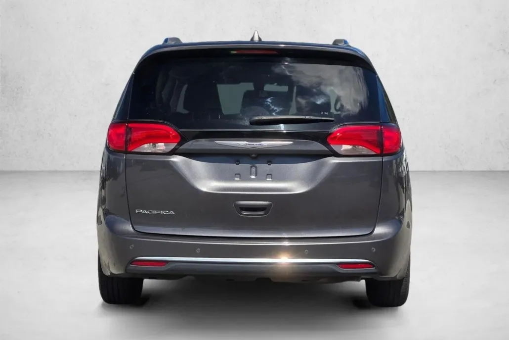 2019 Chrysler Pacifica Touring L photo 1