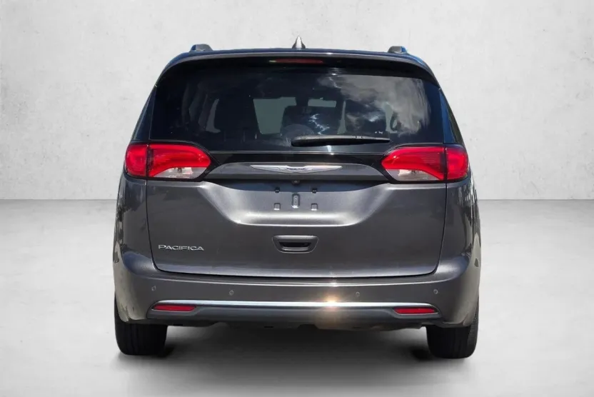 2019 Chrysler Pacifica Touring L photo 1