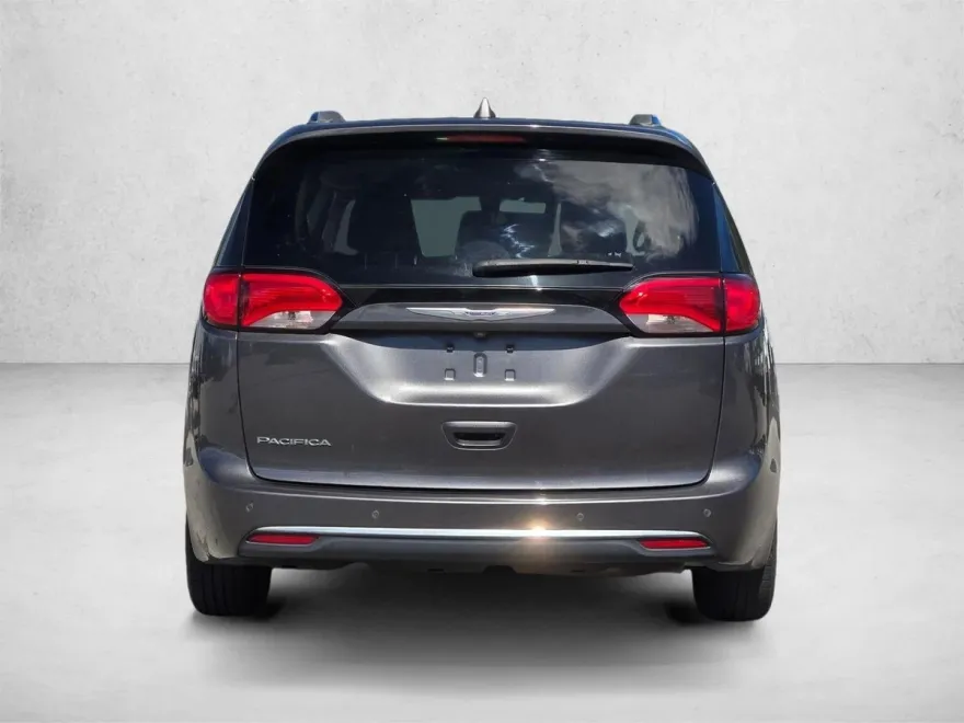 2019 Chrysler Pacifica Touring L photo 1