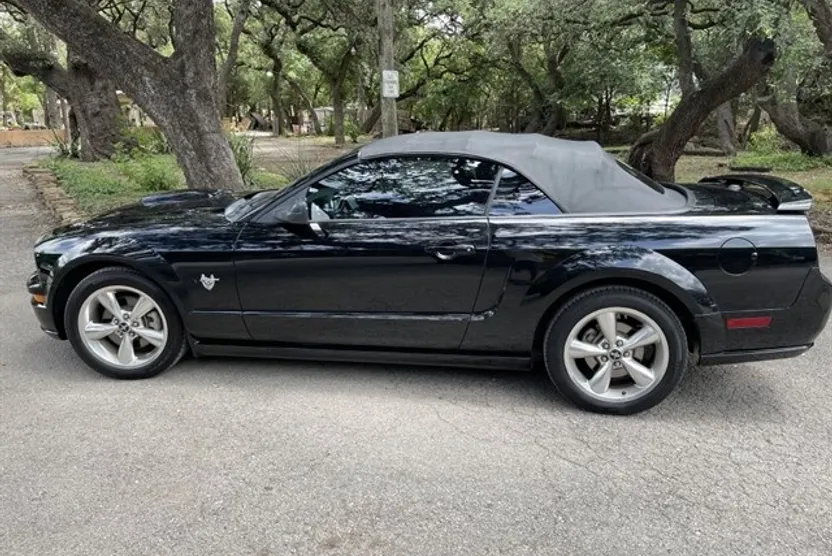 2009 Ford Mustang GT photo 1