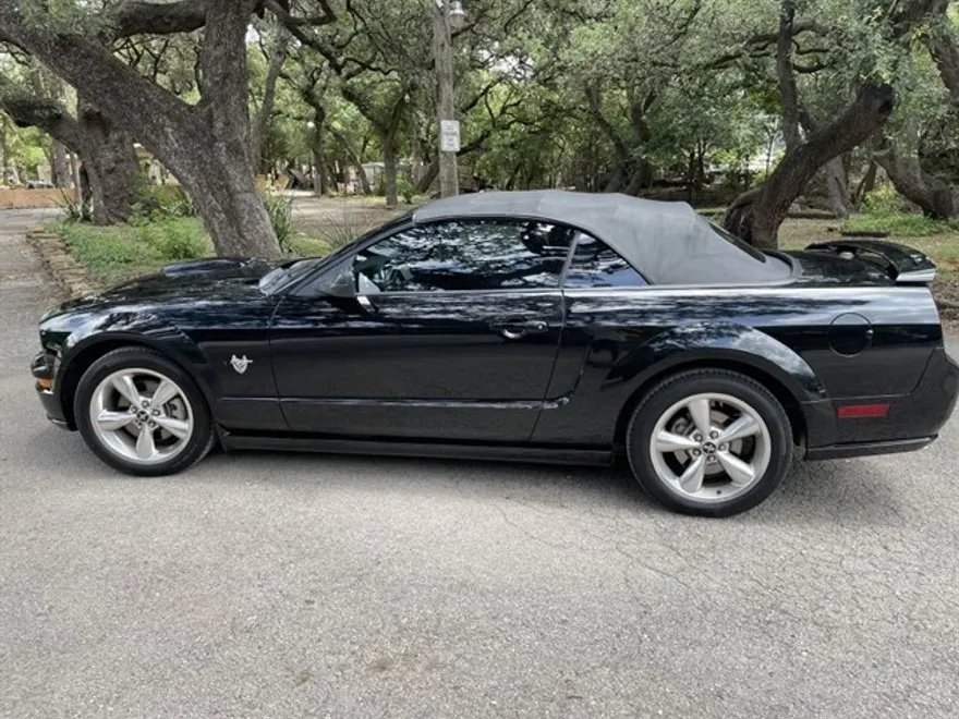 2009 Ford Mustang GT photo 1