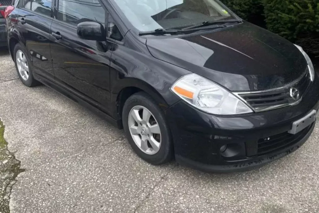 2011 Nissan Versa S photo 1