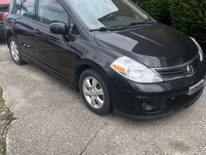 2011 Nissan Versa S photo 1