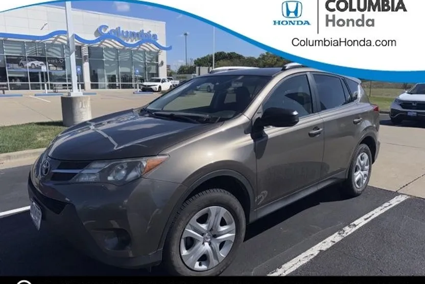 2014 Toyota RAV4 LE photo 1