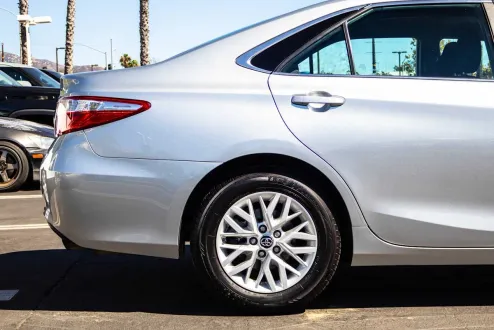 2016 Toyota Camry LE photo 3