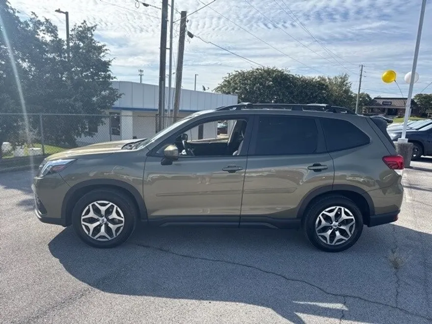 2024 Subaru Forester Premium photo 1