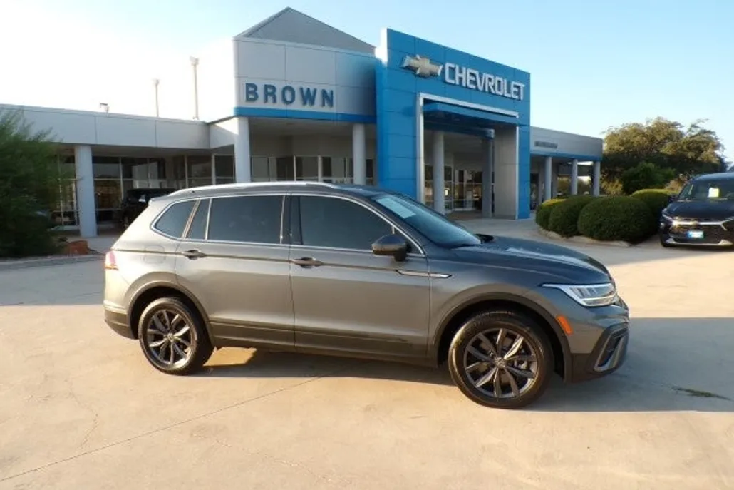 2023 Volkswagen Tiguan SE photo 1
