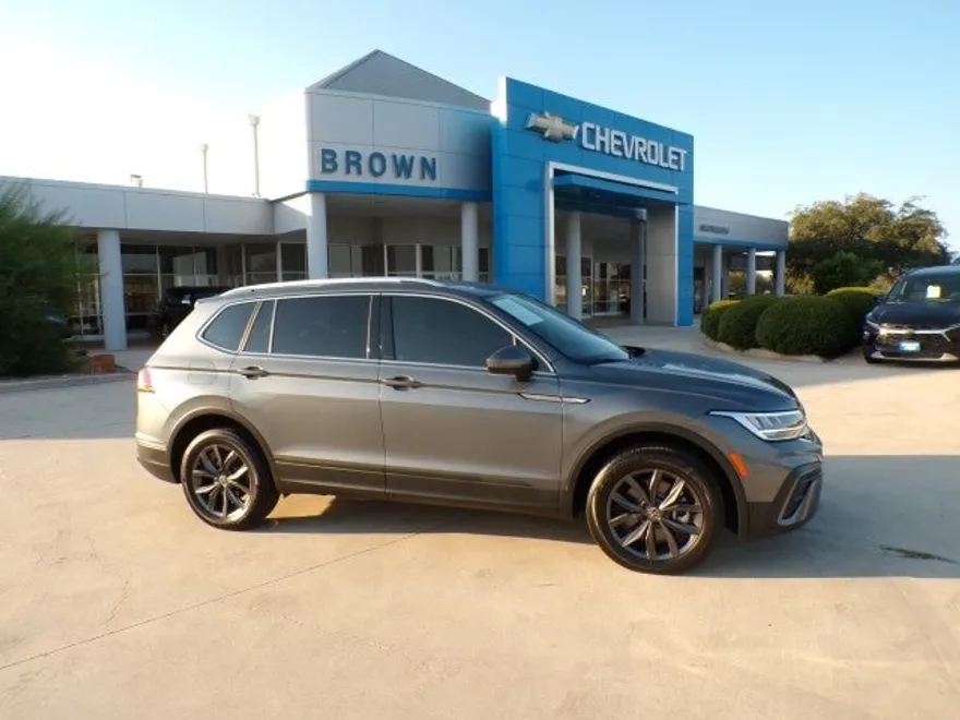 2023 Volkswagen Tiguan SE photo 1