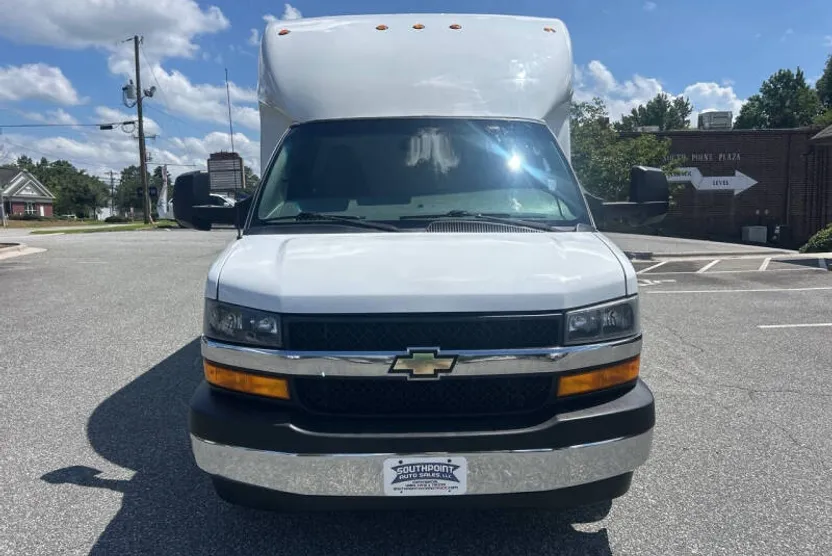 2018 Chevrolet Express 3500 Cutaway photo 1