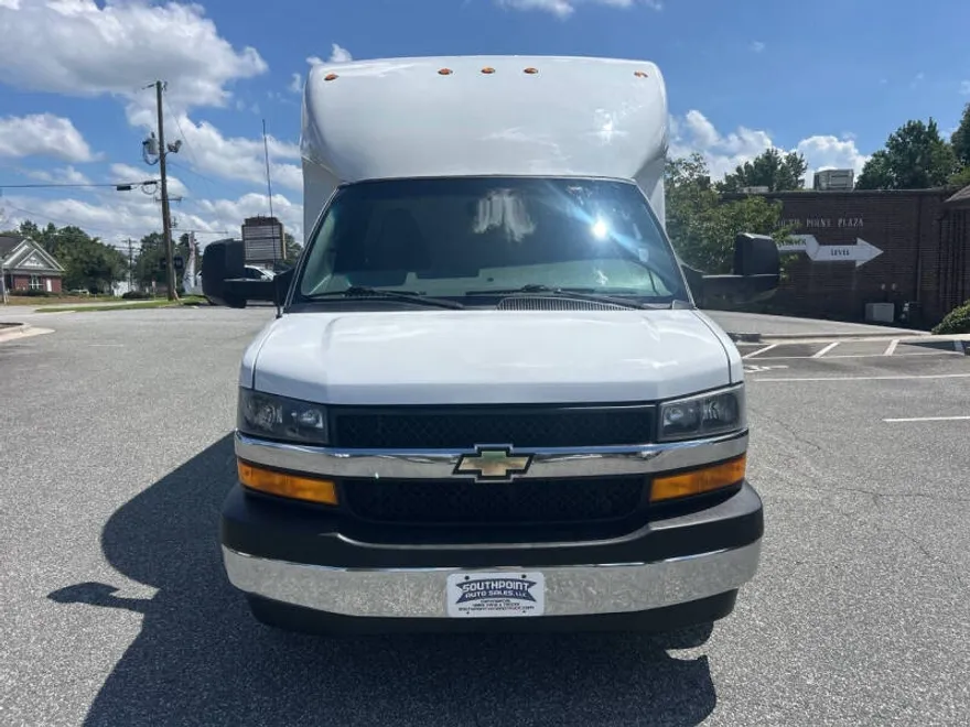 2018 Chevrolet Express 3500 Cutaway photo 1