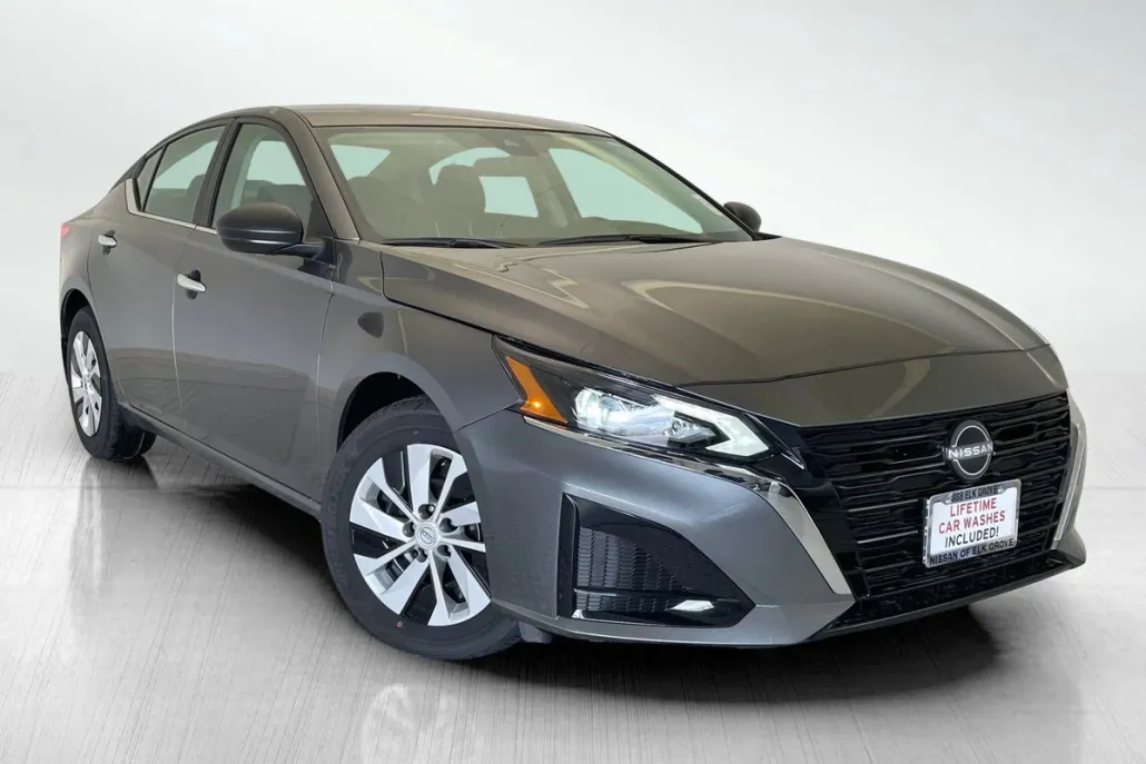 2025 Nissan Altima S photo 1