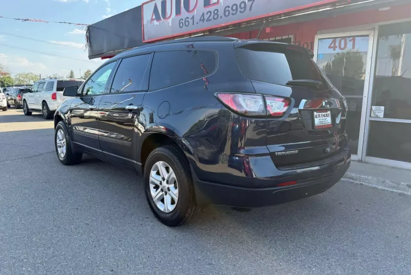 2017 Chevrolet Traverse LS photo 1
