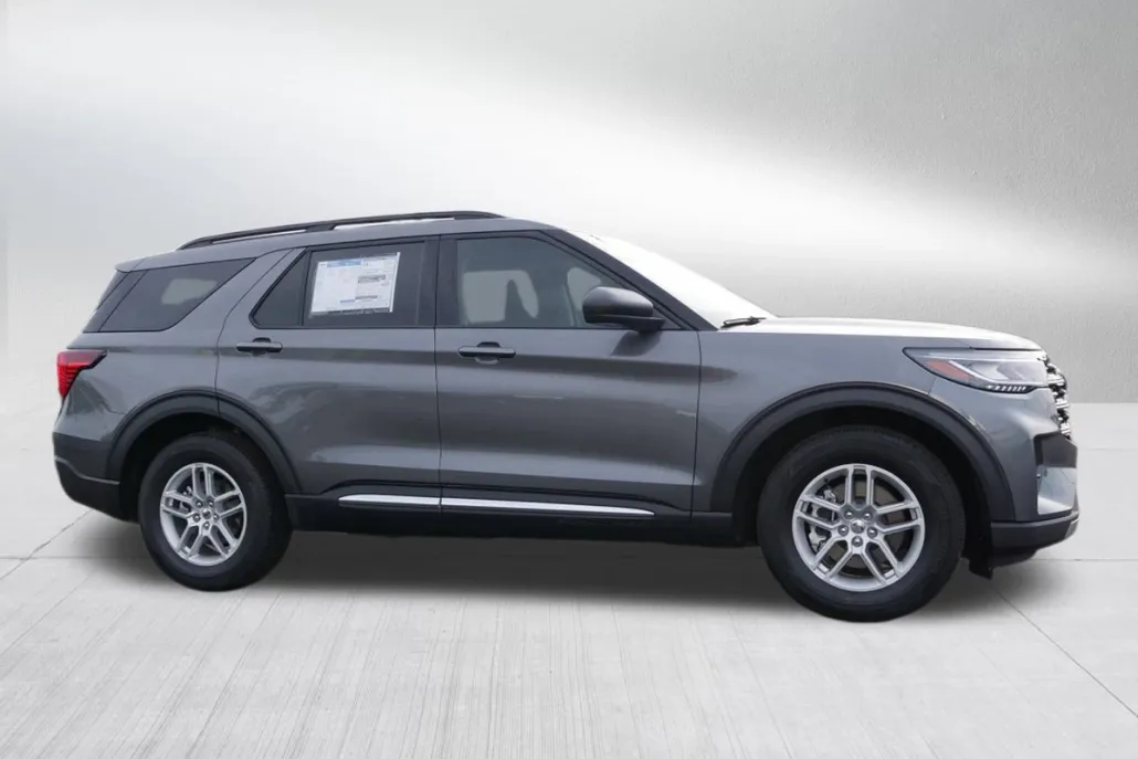 2025 Ford Explorer photo 1