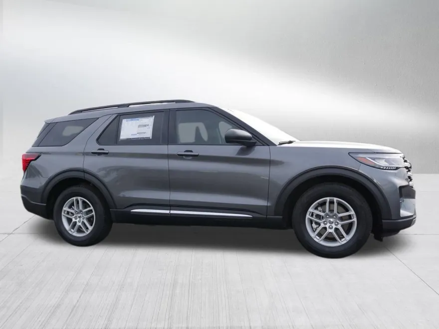 2025 Ford Explorer photo 1